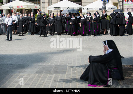 Krakau, Polen. 31. Mai, 2018. Nonnen sind während der Fronleichnamsprozession in Krakau gesehen. Am Fest Fronleichnam oder Christi Leib, ist der römische Ritus liturgischen Hochfest feiert die reale Gegenwart von Leib und Blut Jesu Christi, des Sohnes Gottes, in der Eucharistie. Corpus Christi erfolgt 60 Tage nach Ostern, und jedes Jahr die Prozession beginnt bei Wael Schloss und endet am Hauptplatz. Credit: Omar Marques/SOPA Images/ZUMA Draht/Alamy leben Nachrichten Stockfoto