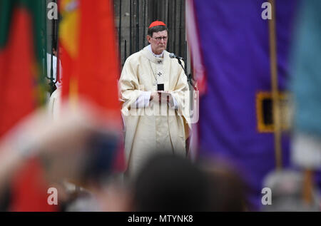 31. Mai 2018, Deutschland, Köln: Kardinal Rainer Maria Woelki Sprechend während eines Päpstlichen hohe Masse an Fronleichnam auf dem Platz vor dem Kölner Dom. Foto: Henning Kaiser/dpa Stockfoto