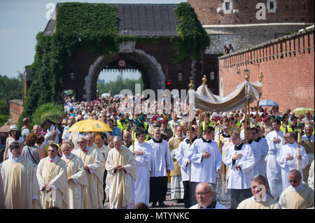 Krakau, Polen. 31. Mai, 2018. Eine allgemeine Ansicht der Fronleichnamsprozession in Krakau. Am Fest Fronleichnam oder Christi Leib, ist der römische Ritus liturgischen Hochfest feiert die reale Gegenwart von Leib und Blut Jesu Christi, des Sohnes Gottes, in der Eucharistie. Corpus Christi erfolgt 60 Tage nach Ostern, und jedes Jahr die Prozession beginnt bei Wael Schloss und endet am Hauptplatz. Credit: Omar Marques/SOPA Images/ZUMA Draht/Alamy leben Nachrichten Stockfoto