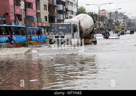 Dhaka, Bangladesch. 31. Mai, 2018. Fahrzeuge und Rikschas versuchen Fahrt mit Passagieren durch das überflutete Straßen von Dhaka nach starken Regenfällen fast - Stillstand, am 31. Mai 2018 verursacht. Nach schweren Monsunregen verursacht nass die meisten Bereich in der Hauptstadt Dhaka in Bangladesch. Straßen waren teilweise eingetaucht macht Reisen gefährlich. Credit: Mamunur Rashid/Alamy leben Nachrichten Stockfoto