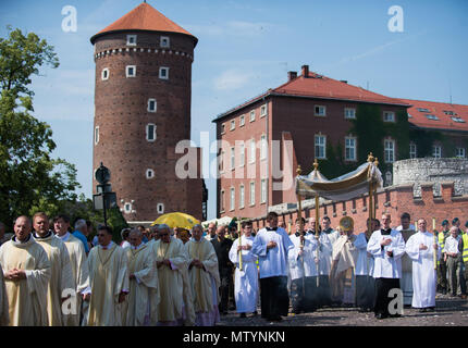 Krakau, Polen. 31. Mai, 2018. Mitglieder der polnischen Kirche, Teilnahme an der Fronleichnamsprozession in Krakau. Am Fest Fronleichnam oder Christi Leib, ist der römische Ritus liturgischen Hochfest feiert die reale Gegenwart von Leib und Blut Jesu Christi, des Sohnes Gottes, in der Eucharistie. Corpus Christi erfolgt 60 Tage nach Ostern, und jedes Jahr die Prozession beginnt bei Wael Schloss und endet am Hauptplatz. Credit: Omar Marques/SOPA Images/ZUMA Draht/Alamy leben Nachrichten Stockfoto