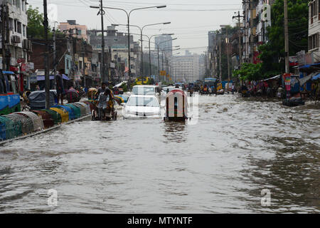 Dhaka, Bangladesch. 31. Mai, 2018. Fahrzeuge und Rikschas versuchen Fahrt mit Passagieren durch das überflutete Straßen von Dhaka nach starken Regenfällen fast - Stillstand, am 31. Mai 2018 verursacht. Nach schweren Monsunregen verursacht nass die meisten Bereich in der Hauptstadt Dhaka in Bangladesch. Straßen waren teilweise eingetaucht macht Reisen gefährlich. Credit: Mamunur Rashid/Alamy leben Nachrichten Stockfoto