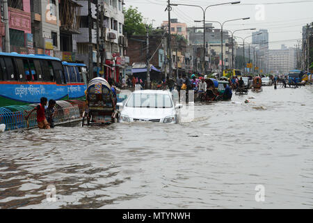 Dhaka, Bangladesch. 31. Mai, 2018. Fahrzeuge und Rikschas versuchen Fahrt mit Passagieren durch das überflutete Straßen von Dhaka nach starken Regenfällen fast - Stillstand, am 31. Mai 2018 verursacht. Nach schweren Monsunregen verursacht nass die meisten Bereich in der Hauptstadt Dhaka in Bangladesch. Straßen waren teilweise eingetaucht macht Reisen gefährlich. Credit: Mamunur Rashid/Alamy leben Nachrichten Stockfoto