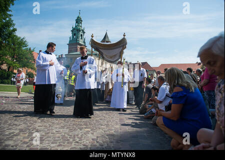 Mitglieder der polnischen Kirche, Teilnahme an der Fronleichnamsprozession in Krakau. Am Fest Fronleichnam oder Christi Leib, ist der römische Ritus liturgischen Hochfest feiert die reale Gegenwart von Leib und Blut Jesu Christi, des Sohnes Gottes, in der Eucharistie. Corpus Christi erfolgt 60 Tage nach Ostern, und jedes Jahr die Prozession beginnt bei Wael Schloss und endet am Hauptplatz. Stockfoto