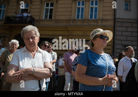 Die Menschen beten während der Fronleichnamsprozession in Krakau. Am Fest Fronleichnam oder Christi Leib, ist der römische Ritus liturgischen Hochfest feiert die reale Gegenwart von Leib und Blut Jesu Christi, des Sohnes Gottes, in der Eucharistie. Corpus Christi erfolgt 60 Tage nach Ostern, und jedes Jahr die Prozession beginnt bei Wael Schloss und endet am Hauptplatz. Stockfoto