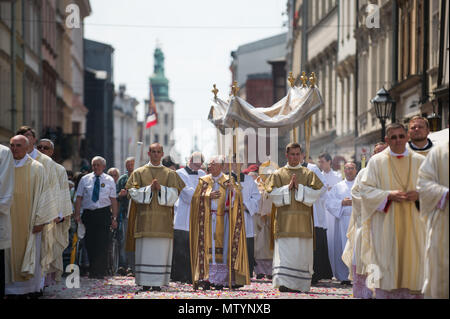 Mitglieder der polnischen Kirche, Teilnahme an der Fronleichnamsprozession in Krakau. Am Fest Fronleichnam oder Christi Leib, ist der römische Ritus liturgischen Hochfest feiert die reale Gegenwart von Leib und Blut Jesu Christi, des Sohnes Gottes, in der Eucharistie. Corpus Christi erfolgt 60 Tage nach Ostern, und jedes Jahr die Prozession beginnt bei Wael Schloss und endet am Hauptplatz. Stockfoto