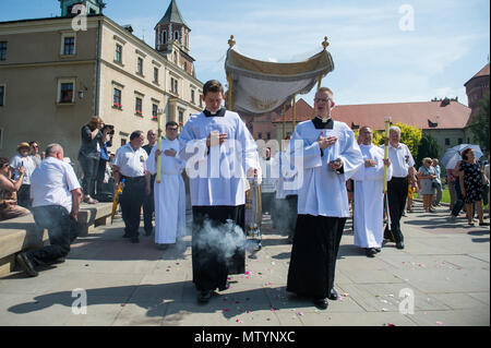 Mitglieder der polnischen Kirche, Teilnahme an der Fronleichnamsprozession in Krakau. Am Fest Fronleichnam oder Christi Leib, ist der römische Ritus liturgischen Hochfest feiert die reale Gegenwart von Leib und Blut Jesu Christi, des Sohnes Gottes, in der Eucharistie. Corpus Christi erfolgt 60 Tage nach Ostern, und jedes Jahr die Prozession beginnt bei Wael Schloss und endet am Hauptplatz. Stockfoto