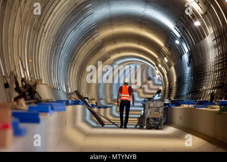 31. Mai 2018, Deutschland, Berlin: ein Mann in einer hohen Sichtbarkeit Weste entlang der Tunnel der künftigen U5 Verlängerung zwischen Alexanderplatz und Brandenburger Tor, in der Nähe der U-Bahnhof Brandenburger Tor in Berlin. Unterbrechung der U 55 wird ab 04. Juni - 11. Dezember 2018 erwartet. Foto: Christoph Soeder/dpa Stockfoto