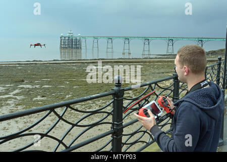 Clevedon, North Somerset, Vereinigtes Königreich. 31. Mai 2018. UK Wetter. Paul ein scharfer drone Flyer niedrig fliegen in der Nähe von weltberühmten Clevedon Pier versuchen, einige Schüsse vor dem herannahenden Gewitter am Nachmittag zu erhalten. Bilder mit Paul's Zustimmung berücksichtigt. Robert Timoney/Alamy/Live/Aktuelles Stockfoto