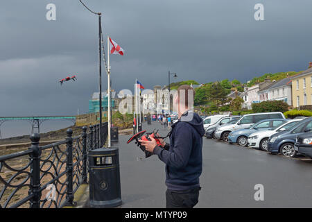 Clevedon, North Somerset, Vereinigtes Königreich. 31. Mai 2018. UK Wetter. Paul ein scharfer drone Flyer niedrig fliegen in der Nähe von weltberühmten Clevedon Pier versuchen, einige Schüsse vor dem herannahenden Gewitter am Nachmittag zu erhalten. Bilder mit Paul's Zustimmung berücksichtigt. Robert Timoney/Alamy/Live/Aktuelles Stockfoto