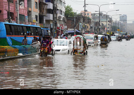 Dhaka, Bangladesch. 31. Mai, 2018. Fahrzeuge und Rikschas versuchen Fahrt mit Passagieren durch das überflutete Straßen von Dhaka nach starken Regenfällen fast - Stillstand, am 31. Mai 2018 verursacht. Nach schweren Monsunregen verursacht nass die meisten Bereich in der Hauptstadt Dhaka in Bangladesch. Straßen waren teilweise eingetaucht macht Reisen gefährlich. Credit: Mamunur Rashid/Alamy leben Nachrichten Stockfoto