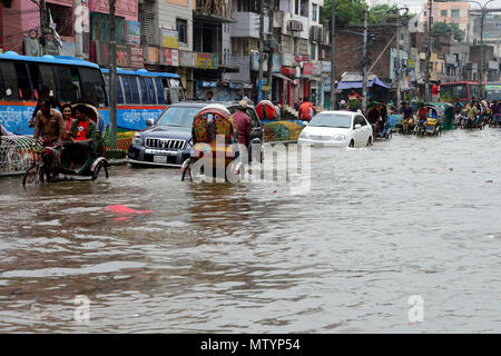 Dhaka, Bangladesch. 31. Mai, 2018. Fahrzeuge und Rikschas versuchen Fahrt mit Passagieren durch das überflutete Straßen von Dhaka nach starken Regenfällen fast - Stillstand, am 31. Mai 2018 verursacht. Nach schweren Monsunregen verursacht nass die meisten Bereich in der Hauptstadt Dhaka in Bangladesch. Straßen waren teilweise eingetaucht macht Reisen gefährlich. Credit: Mamunur Rashid/Alamy leben Nachrichten Stockfoto