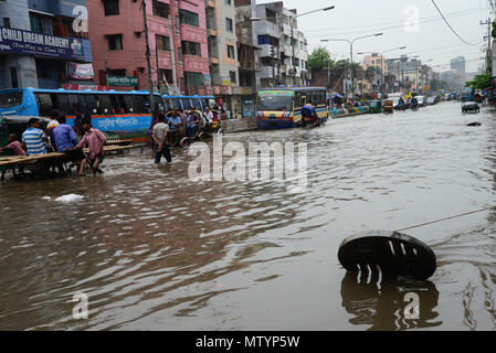 Dhaka, Bangladesch. 31. Mai, 2018. Fahrzeuge und Rikschas versuchen Fahrt mit Passagieren durch das überflutete Straßen von Dhaka nach starken Regenfällen fast - Stillstand, am 31. Mai 2018 verursacht. Nach schweren Monsunregen verursacht nass die meisten Bereich in der Hauptstadt Dhaka in Bangladesch. Straßen waren teilweise eingetaucht macht Reisen gefährlich. Credit: Mamunur Rashid/Alamy leben Nachrichten Stockfoto