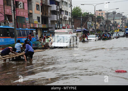 Dhaka, Bangladesch. 31. Mai, 2018. Fahrzeuge und Rikschas versuchen Fahrt mit Passagieren durch das überflutete Straßen von Dhaka nach starken Regenfällen fast - Stillstand, am 31. Mai 2018 verursacht. Nach schweren Monsunregen verursacht nass die meisten Bereich in der Hauptstadt Dhaka in Bangladesch. Straßen waren teilweise eingetaucht macht Reisen gefährlich. Credit: Mamunur Rashid/Alamy leben Nachrichten Stockfoto