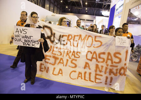 Madrid, Spanien. 31. Mai, 2018. Die Demonstranten marschiert durch auf den verschiedenen Ständen der Immobilien Messe in Madrid. Der PAK (Plattform der durch Hypotheken betroffen) protestierte während der SIMA, die Immobilien Messe von Madrid, verlangen, dass der Kauf oder die Miete eines Hauses ist ein Grundrecht und ist nicht in den Anwendungsbereich der Immobilienspekulation auch verlangen, dass sie nicht für die Kinder in den Straßen ohne alternative Gehäuse verlassen. Credit: Lito Lizana/SOPA Images/ZUMA Draht/Alamy leben Nachrichten Stockfoto