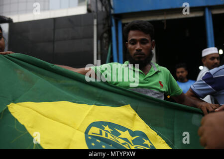 Dhaka, Bangladesch. 31. Mai, 2018. Einem Straßenhändler verkauft Brasilien Flagge für die kommende Fußball-Welt in Dhaka. Quelle: Md. mehedi Hasan/ZUMA Draht/Alamy leben Nachrichten Stockfoto