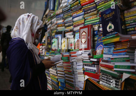 Dhaka, Bangladesch. 31. Mai, 2018. Eine muslimische Frau lesen, ein Gebet Bildung Buch in der Nähe eines Book Store bei Dhaka. Quelle: Md. mehedi Hasan/ZUMA Draht/Alamy leben Nachrichten Stockfoto