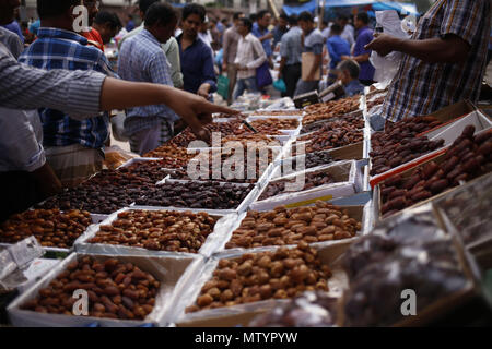 Dhaka, Bangladesch. 31. Mai, 2018. Ein Kunde ist Preisvorstellung von Daten als die Nachfrage erhöhen für den Monat Ramadan bei einer Road Seite speichern bei Dhaka. Quelle: Md. mehedi Hasan/ZUMA Draht/Alamy leben Nachrichten Stockfoto