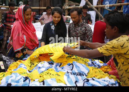 Dhaka, Bangladesch. 31. Mai, 2018. Einem Straßenhändler zeigt Brasilien WM Trikot zu Kunden als Nachfrage erhöhen für die bevorstehende Fußball-Weltmeisterschaft bei Dhaka. Quelle: Md. mehedi Hasan/ZUMA Draht/Alamy leben Nachrichten Stockfoto