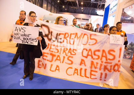 Die Demonstranten marschiert durch auf den verschiedenen Ständen der Immobilien Messe in Madrid. Die PAK (Plattform der Betroffenen durch Hypotheken) protestierte während der SIMA, die Immobilien Messe von Madrid, verlangen, dass der Kauf oder die Miete eines Hauses ist ein Grundrecht und ist nicht in den Anwendungsbereich der Immobilienspekulation auch verlangen, dass sie nicht für die Kinder in den Straßen ohne alternative Gehäuse verlassen. Stockfoto