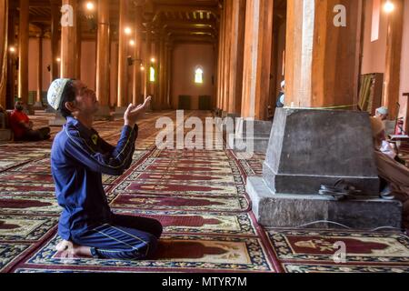 Srinagar, Kashmir, Indien. 31. Mai, 2018. Ein Mensch betet in Kaschmir im Inneren des historischen Grand Moschee oder Jamia Masjid während der laufenden der Fastenmonat Ramadan in Srinagar, Indien verwalteten Kaschmir. Muslime auf der ganzen Welt feiern den Monat Ramadan, der heiligste Monat im Islamischen Kalender, in dem Anhänger schnell von früh bis spät. Credit: Saqib Majeed/SOPA Images/ZUMA Draht/Alamy leben Nachrichten Stockfoto