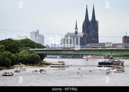 31. Mai 2018, Deutschland, Köln: Boote und Schiffe auf dem Rhein während der 'Muelheimer Gottestracht', mit dem Kölner Dom im Hintergrund. Foto: Henning Kaiser/dpa Stockfoto