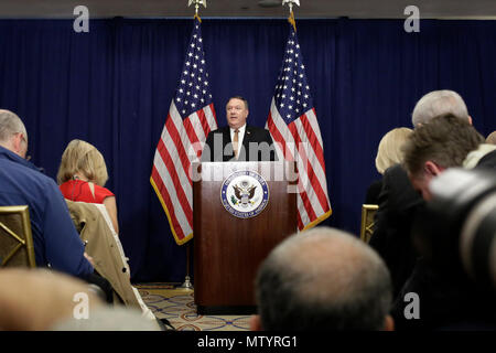 (180531) - NEW YORK, 31. Mai 2018 (Xinhua) - US-Außenministerin Mike Pompeo spricht auf einer Pressekonferenz nach der Verpackung herauf seine zweitägige Tagung mit einem Besuch in der Demokratischen Volksrepublik Korea Delegation unter der Leitung von Kim Yong Chol, stellvertretender Vorsitzender der Demokratischen Volksrepublik Korea herrschenden Arbeiterpartei von Korea Zentralkomitee, in New York, USA, 31. Mai 2018. Us-Staatssekretär Mike Pompeo am Donnerstag gesagt, daß ein hoher Beamter der Demokratischen Volksrepublik Korea (DVRK) wurde die Planung für das Weiße Haus zu reisen, einen Brief von der DVRK top Führer Kim Jong Un an Präsident Donald Trump zu liefern. (Xinhua/Li Muzi) Stockfoto