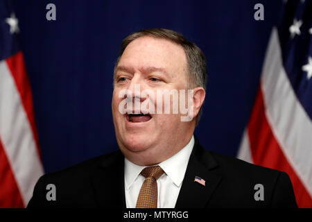 (180531) - NEW YORK, 31. Mai 2018 (Xinhua) - US-Außenministerin Mike Pompeo spricht auf einer Pressekonferenz nach der Verpackung herauf seine zweitägige Tagung mit einem Besuch in der Demokratischen Volksrepublik Korea Delegation unter der Leitung von Kim Yong Chol, stellvertretender Vorsitzender der Demokratischen Volksrepublik Korea herrschenden Arbeiterpartei von Korea Zentralkomitee, in New York, USA, 31. Mai 2018. Us-Staatssekretär Mike Pompeo am Donnerstag gesagt, daß ein hoher Beamter der Demokratischen Volksrepublik Korea (DVRK) wurde die Planung für das Weiße Haus zu reisen, einen Brief von der DVRK top Führer Kim Jong Un an Präsident Donald Trump zu liefern. (Xinhua/Li Muzi) Stockfoto