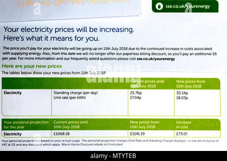Eine Anmeldung von Strom Preiserhöhung ab dem 11. Juli 2018 kamen heute für eine SSE Kunden. Die Benachrichtigung nicht nur eine Erhöhung der Strompreise, sondern auch zusätzliche Kosten in Höhe von 6 £ pro Jahr, da sie nicht mehr mit einem papierlosen Abrechnung Rabatt. Mit einem Plus von 4,38 p für den Grundpreis pro Tag und eine Zunahme von 0,99 p auf der Einheit Preis (je Kwh). Für diese Kunden eine erhöhte Projektion Preis von £ 73,01 für das nächste Jahr. © Ian Jones/Alamy Leben Nachrichten. Stockfoto