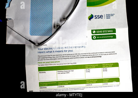 Eine Anmeldung von Strom Preiserhöhung ab dem 11. Juli 2018 kamen heute für eine SSE Kunden. Die Benachrichtigung nicht nur eine Erhöhung der Strompreise, sondern auch zusätzliche Kosten in Höhe von 6 £ pro Jahr, da sie nicht mehr mit einem papierlosen Abrechnung Rabatt. Mit einem Plus von 4,38 p für den Grundpreis pro Tag und eine Zunahme von 0,99 p auf der Einheit Preis (je Kwh). Für diese Kunden eine erhöhte Projektion Preis von £ 73,01 für das nächste Jahr. © Ian Jones/Alamy Leben Nachrichten. Stockfoto
