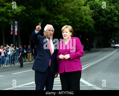 Lissabon, Portugal. 31. Mai, 2018. Die deutsche Bundeskanzlerin Angela Merkel (R) wird von der portugiesische Premierminister Antonio Costa in Lissabon, Portugal, am 31. Mai 2018. Die deutsche Bundeskanzlerin Angela Merkel und der portugiesische Premierminister Antonio Costa versprochen, dass Europa Wettbewerb würde die US-Entscheidung Einfuhrzölle nach einem Treffen hier Donnerstag zu verhängen. Credit: Zhang Liyun/Xinhua/Alamy leben Nachrichten Stockfoto