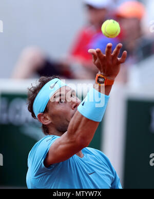 Paris. 31. Mai, 2018. 1. gesäter Rafael Nadal aus Spanien während der zweiten Runde Männer singles Match gegen Guido Pella in Argentinien bei den French Open Tennis Turnier 2018 in Paris, Frankreich am 31. Mai 2018 dient. Credit: Luo Huanhuan/Xinhua/Alamy leben Nachrichten Stockfoto