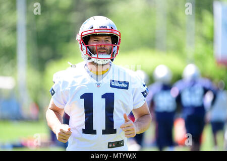 Foxborough, Massachusetts, USA. 31. Mai, 2018. New England Patriots wide receiver Julian Edelman (11) erwärmt sich an organisierten Aktivitäten des Teams auf der Praxis Felder am Gillette Stadium statt, in Foxborough, Massachusetts. Eric Canha/CSM/Alamy leben Nachrichten Stockfoto