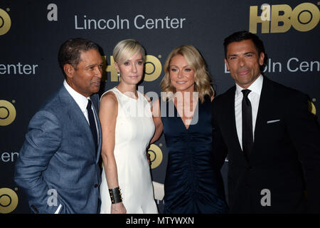 NEW YORK, NY - 29. Mai: Bryant Gumbel, Hilary Quinlan, Kelly Ripa, Mark Consuelos nimmt an der Lincoln Center American Songbook Gala in der Alice Tully Hall am 29. Mai 2018 in New York City. Personen: Bryant Gumbel, Hilary Quinlan, Kelly Ripa, Mark Consuelos Credit: Stürme Media Group/Alamy leben Nachrichten Stockfoto