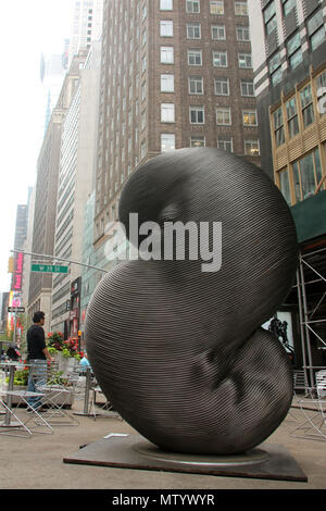 New York, USA. 31. Mai 2018, USA, New York: Skulpturen von taiwanische Künstler Kang Mu-Xiang aus alten Aufzug von Kabeln in einer Open-Air-Ausstellung in New York. Die Ausstellung mit dem Titel 'Wiedergeburt' läuft noch bis zum 15. September. Foto: Christina Horsten/dpa Quelle: dpa Picture alliance/Alamy leben Nachrichten Stockfoto