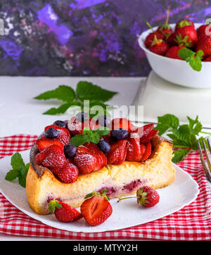 Käsekuchen von Hüttenkäse und frische Erdbeeren auf einem weißen Keramikplatte Stockfoto