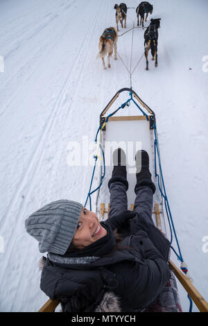 Lächelnde Frau Hund Rodeln, Yellowknife, Nordwest-Territorien, Kanada Stockfoto