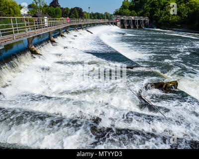 Boulters Wehr bei boulters Lock, Themse, Maidenhead, Berkshire, England, UK, GB. Stockfoto