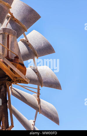 Nahaufnahme eines alten metallischen Windenergieanlage Stockfoto