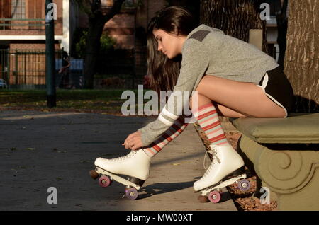 Jugendmädchen Schnürsenkel binden auf ihren Rollschuhen Stockfoto