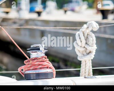 In der Nähe der Seile auf einer Yacht Stockfoto