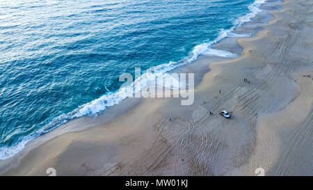 Luftaufnahme von Menschen und Autos am Strand Punta Lobos Strand, Todos Santos, Baja California Sur Baja California Halbinsel im Nordwesten von Mexiko Stockfoto