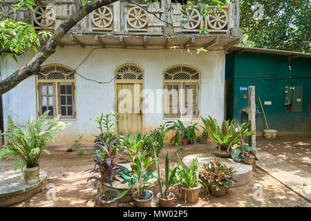 Alten Kolonialhaus mit Garten und Balkon in der Nähe von Colombo, Sri Lanka Stockfoto