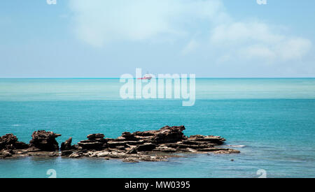 Schiff auf dem Meer, Broome, Western Australia, Australien Stockfoto