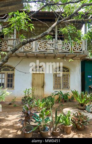 Alten Kolonialhaus mit Garten und Balkon in der Nähe von Colombo, Sri Lanka Stockfoto