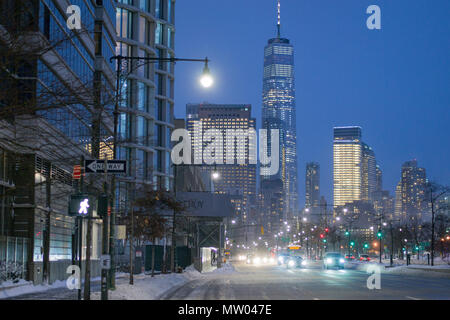 Lower Manhattan und das One World Trade Center als vom West Side Highway in New York City in den frühen Abend gesehen im Winter Stockfoto
