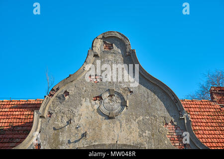 Zerstörte Fassade eines alten, historischen Gebäude in einem kleinen Dorf in Polen Stockfoto