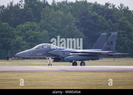 Eine F-15E Strike Eagle von der 48th Fighter Wing verlangsamt auf der Landebahn von RAF Lakenheath in Suffolk nach der Rückkehr von einem Training sortie. Stockfoto