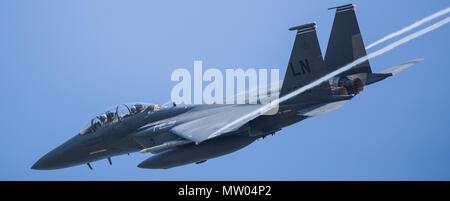 Eine F-15E Strike Eagle von der 48th Fighter Wing füllt einen engen Rahmen wie es überfliegt die Start- und Landebahn an RAF Lakenheath in Suffolk nach der Rückkehr von einem tr Stockfoto