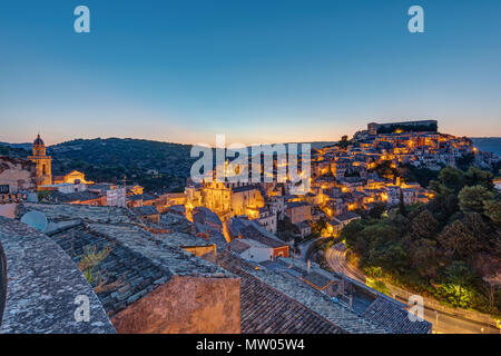 Die Altstadt von Ragusa Ibla in Sizilien kurz vor Sonnenaufgang Stockfoto